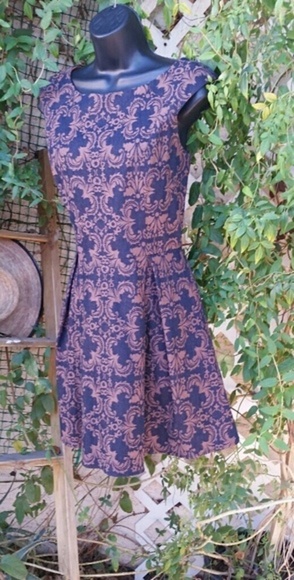 Beautiful Dress Under Skies - Picture 2 of 3